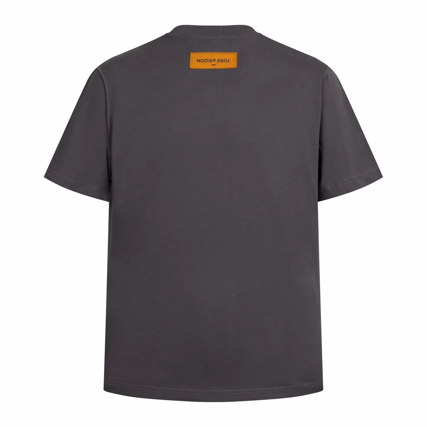 🅿️280 1v 25SS embossed short sleeves (grey) The fabric is made of 24S 185g special woven compact cotton fabric, and the rib is made of 32S 300g double yarn rib. It is woven with 24-count special compact cotton yarn. The weaving process requires high standards and requires the use of advanced looms and high-quality raw materials. Specially woven compact cotton has many advantages, such as softness and comfort, good breathability, strong wrinkle resistance, good durability, etc.; it has a tighter, softer and more delicate texture and feel. The chest logo is embroidered with a silicone backing, and a flexible silicone pad is pre-placed under the embroidery thread, giving the pattern a full three-dimensional feel and a unique soft elastic touch. It solves the stiffness problem of traditional embroidery, and enhances the visual level through the collision of materials, becoming the visual focus of integrating technology and handicrafts. The topstitching on the shoulders uses a special tension process to form flip-effect stitching, transforming the original functional stitching into a decorative element. The back-stitched cuff process accurately hides the seams on the inside, leaving only the pure outline of a complete rib. Echoing this is the mirror-image flip-stitching of the woven label on the back so that the glossy side of the label faces outwards, both of which create an inside-out design detail. Size:XS-S-M-L